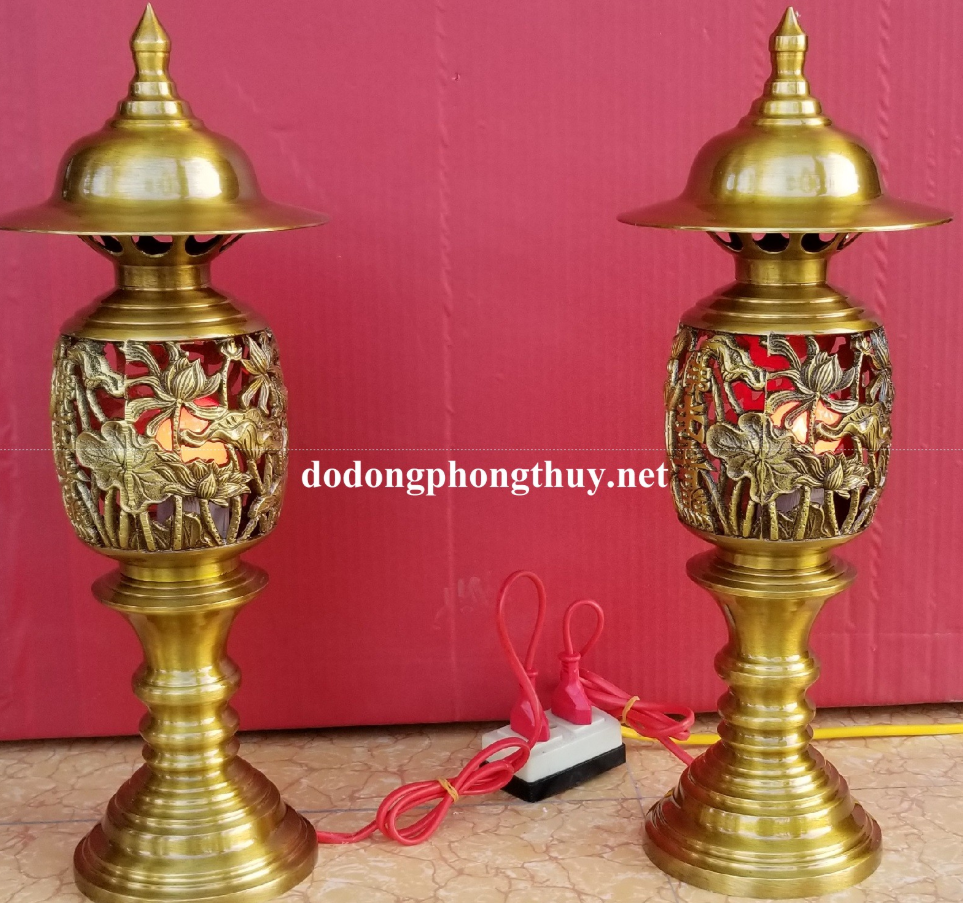 đèn thờ phật quang phổ chiếu bằng đồng họa tiết hoa sen.png